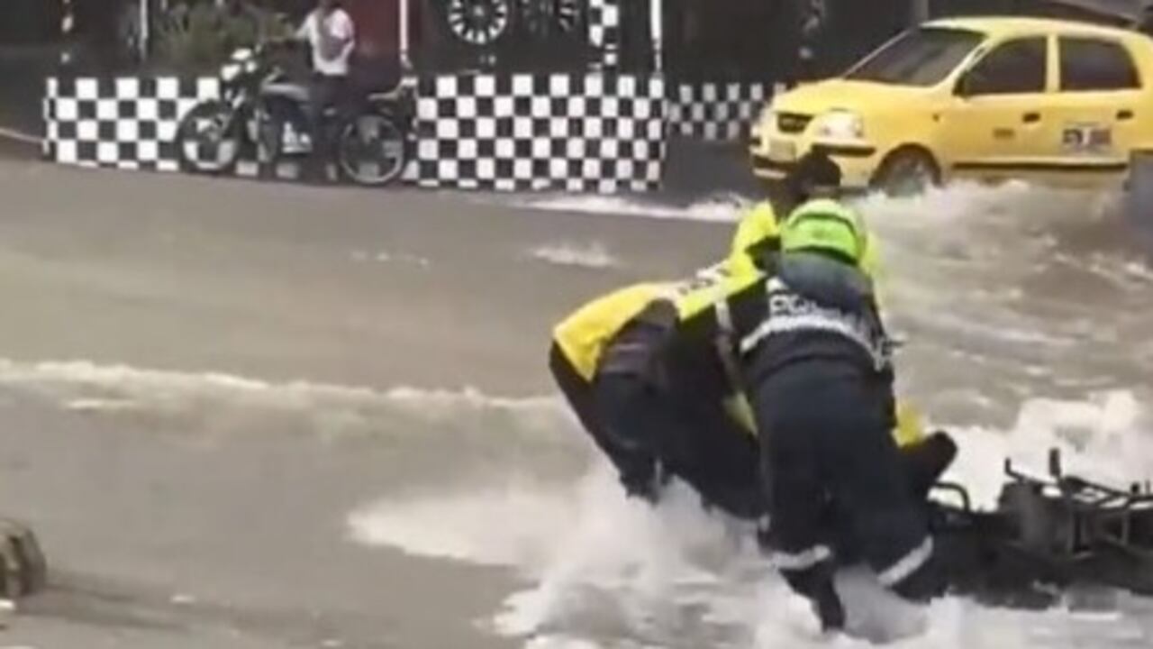 Policías rescatando a motociclista.