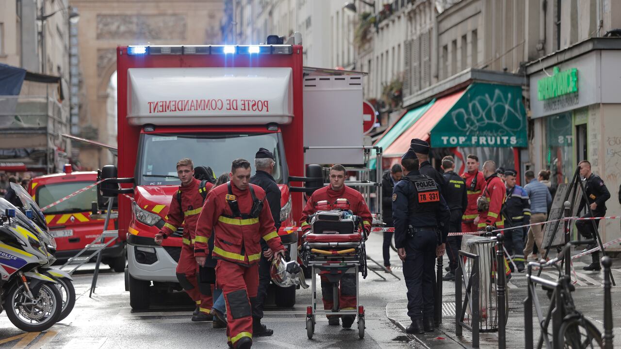 Los médicos de la brigada de bomberos trabajan en la escena donde tuvo lugar un tiroteo en París.