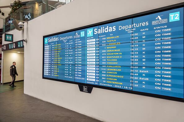 El aeropuerto tiene problemas de mantenimiento, y algunas áreas se han inundado o se perciben olores de aguas residuales en ellas.