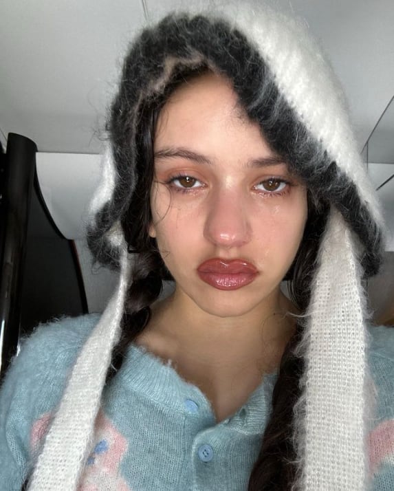 Rosalía publicó una foto que llamó la atención de sus seguidores, quienes aseguran que ya habría terminado con Rauw.