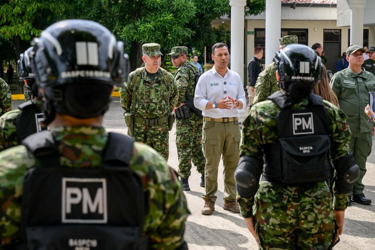 El ministro de Defensa, Pedro Sánchez, lideró una reunión estratégica de seguridad en el departamento de Arauca.