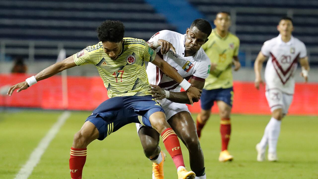 Johan Mojica de Colombia, a la izquierda, y Sergio Cordova de Venezuela, luchan por el balón durante un partido de fútbol de clasificación para la Copa Mundial de la FIFA Qatar 2022 en Barranquilla, Colombia, el viernes 9 de octubre de 2020. Foto AP / Mauricio Dueñas.