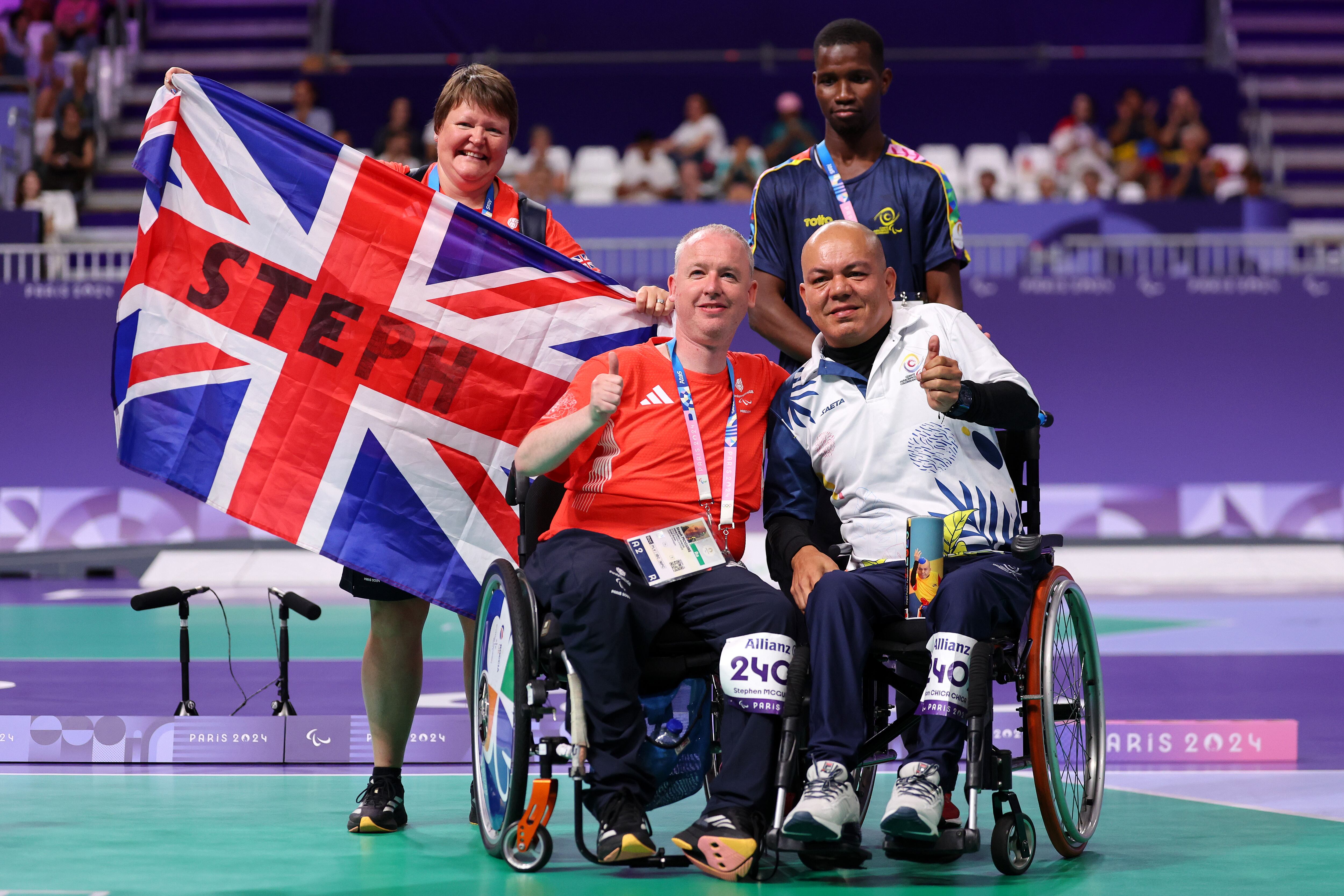 Stephen McGuire del equipo de Gran Bretaña y Edilson Chica Chica del equipo Colombia posan para una foto durante el partido por la medalla de oro individual masculino - BC4 el quinto día de los Juegos Paralímpicos de Verano de París 2024 en el South Paris Arena el 2 de septiembre de 2024 en París, Francia .
