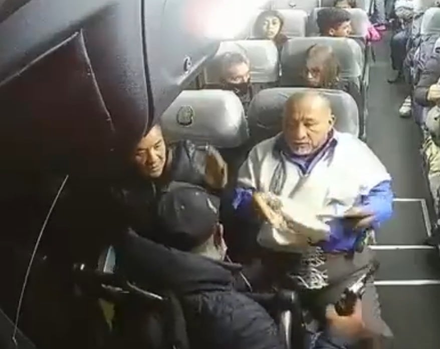 Robo a mano armada en bus intermunicipal.