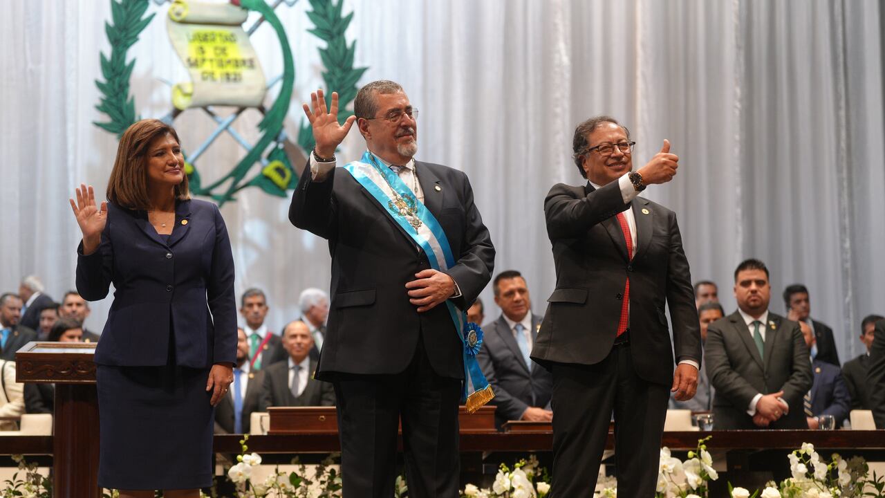 Karin Herrera (vicepresidenta de Guatemala), Bernardo Arévalo (presidente de Guatemala) y Gustavo Petro (presidente de Colombia).