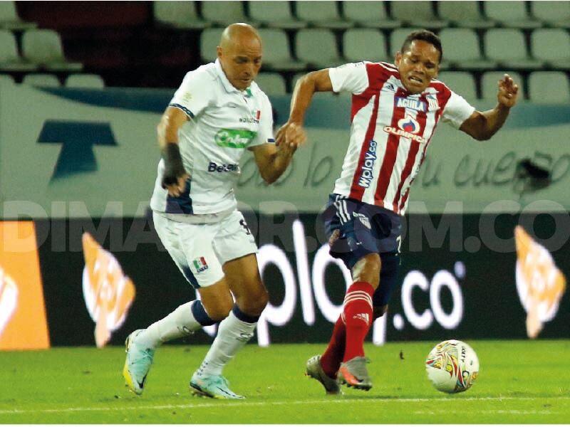 Carlos Bacca disputado una pelota en el estadio Palogrande de Manizales