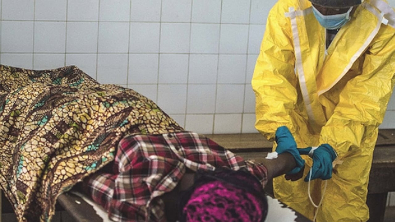 Un trabajador sanitario atiende a una paciente de ébola en Sierra Leona.