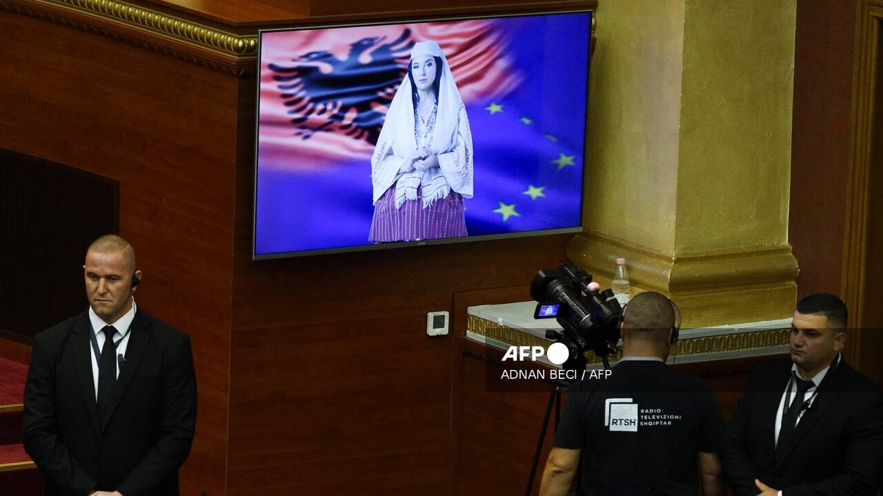 El nuevo ministro de Albania, creado con inteligencia artificial, "Diella" habla durante la sesión parlamentaria para la votación del nuevo gobierno de Albania, en Tirana, el 18 de septiembre de 2025.