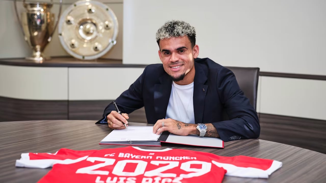 Luis Díaz firmando su contrato con el Bayern Múnich