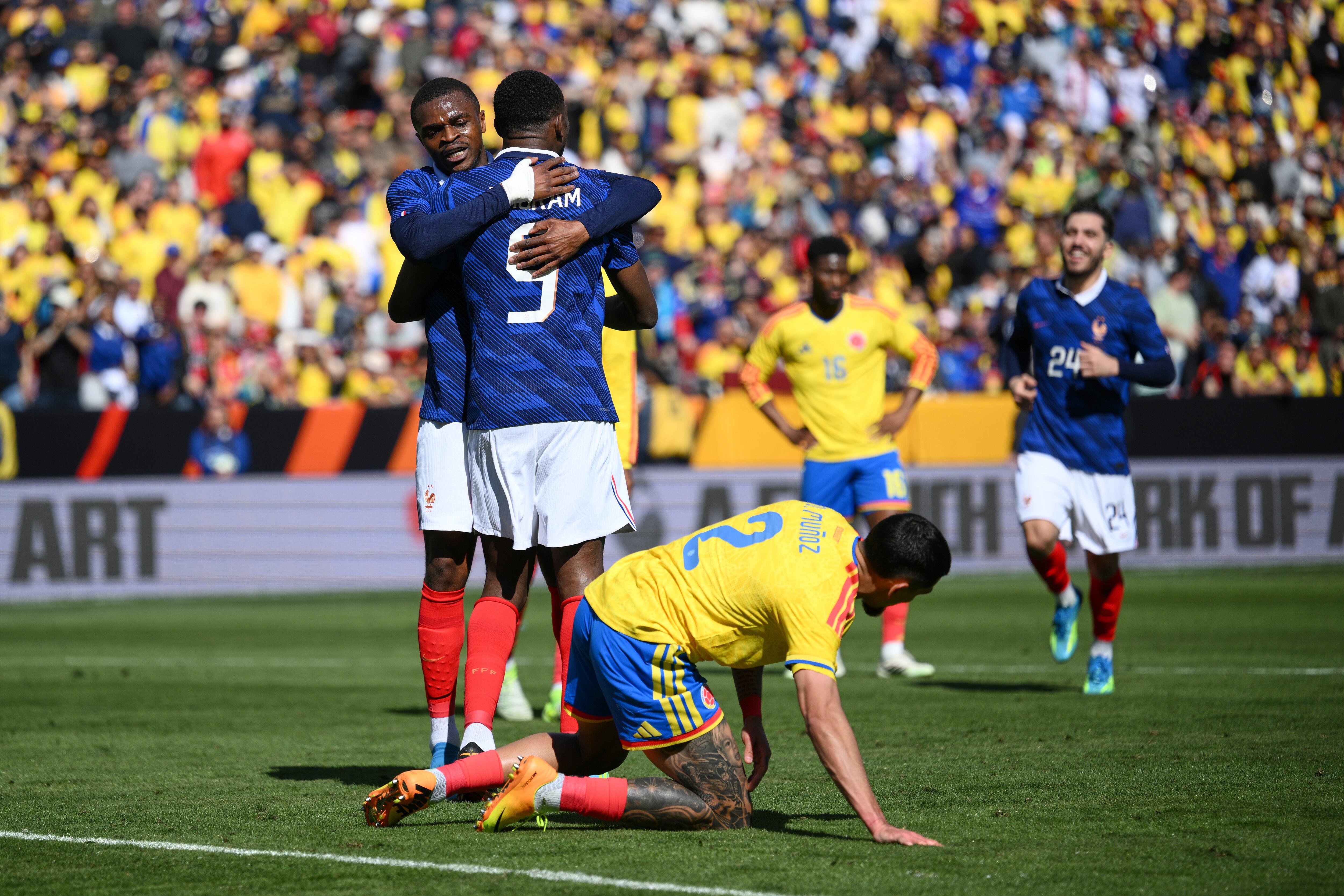 El delantero francés Marcus Thuram es abrazado por Pierre Kalulu tras marcar el segundo gol de su equipo durante el partido amistoso entre Colombia y Francia en Landover, Maryland.