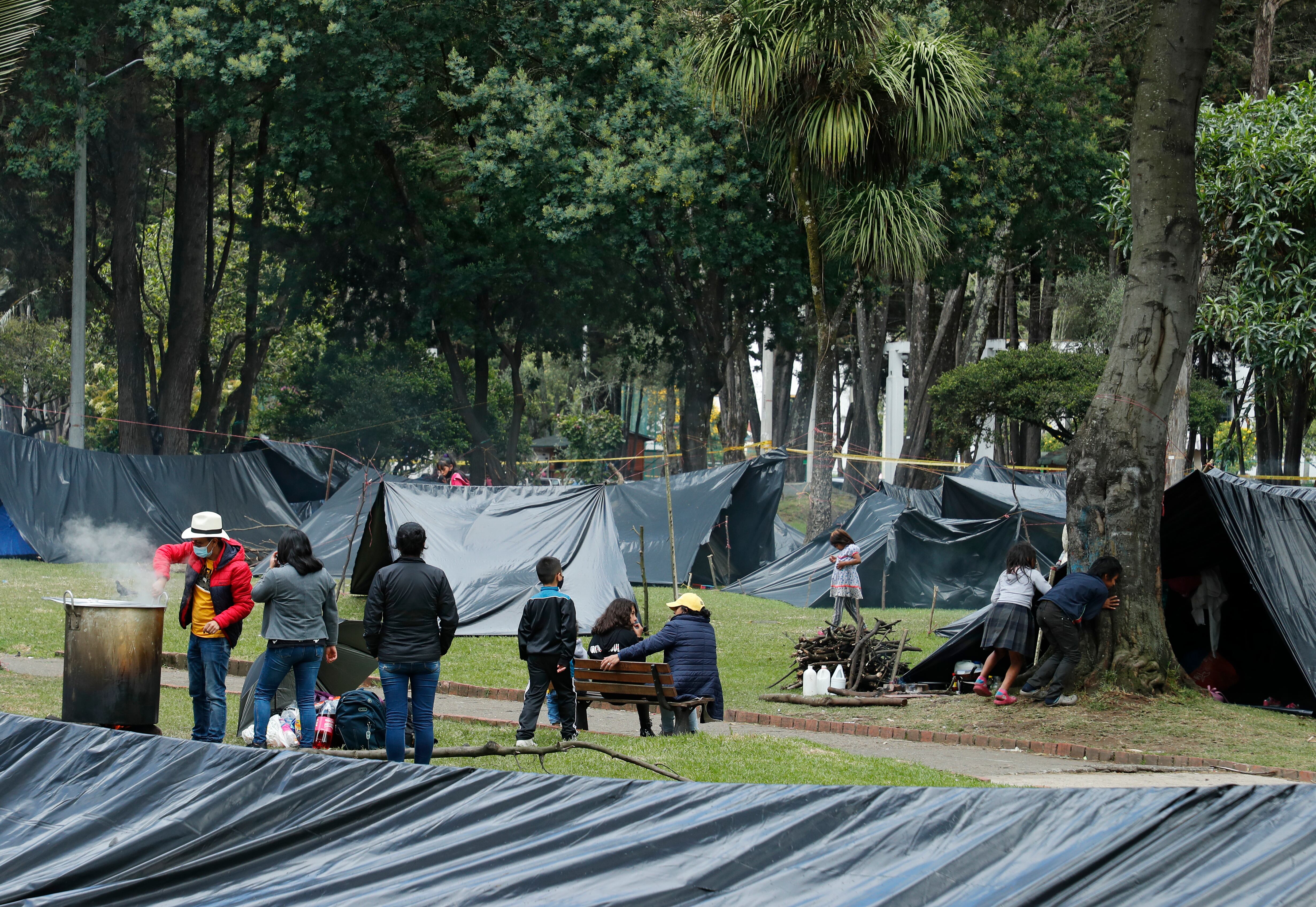 Indígenas  Embera se  tomaron y armaron  cambuches  en el Parque Nacional de Bogotá, reclaman ayudas económicas del Gobierno Nacional y de la Alcaldía de la ciudad
Octubre 2 del 2021
Foto Guillermo Torres Reina / Semana