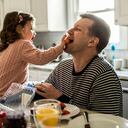 Padre e hija compartiendo tiempo juntos.