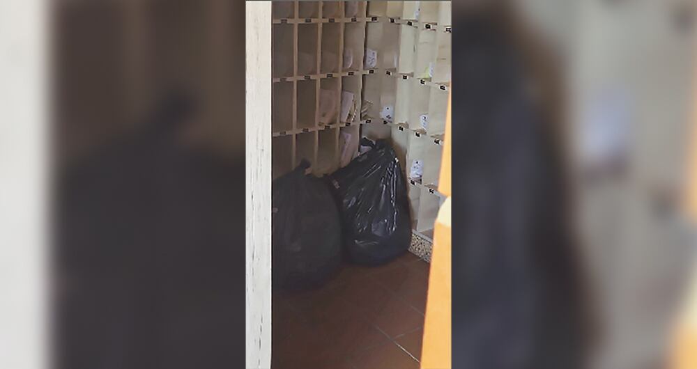 Marelbys Meza cuenta que Laura Sarabia le devolvió su ropa en estas bolsas de basura. 