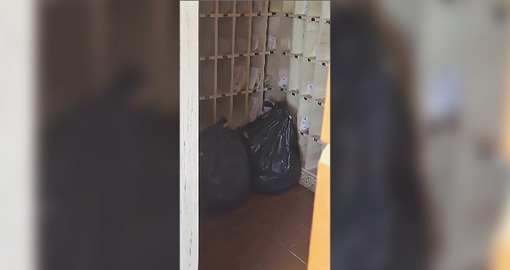 Marelbys Meza cuenta que Laura Sarabia le devolvió su ropa en estas bolsas de basura. 