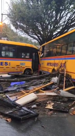 Choque de dos buses en Sabaneta, producto de las emergencias por lluvias.