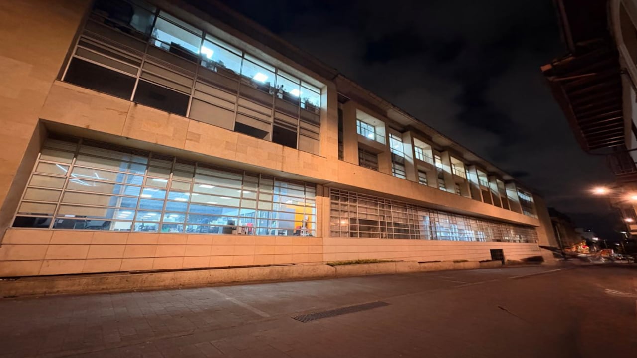 El concejal David Saavedra denunció el alto consumo de energía en varios edificios del Distrito, luego de realizar un recorrido durante la madrugada por Bogotá.