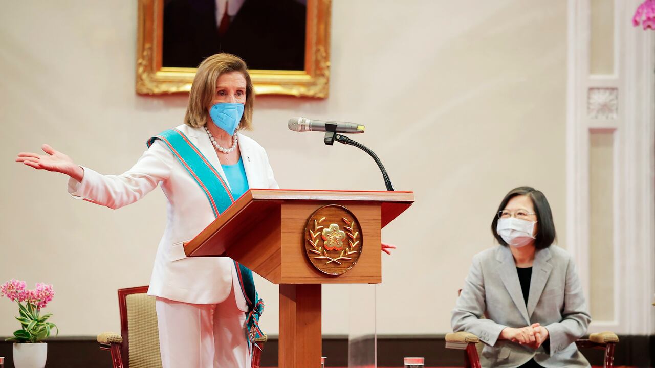 En esta foto publicada por la Oficina Presidencial de Taiwán, la presidenta de la Cámara de Representantes de los Estados Unidos, Nancy Pelosi, habla durante una reunión con la presidenta de Taiwán, Tsai Ing-wen, a la derecha, en Taipei, Taiwán.