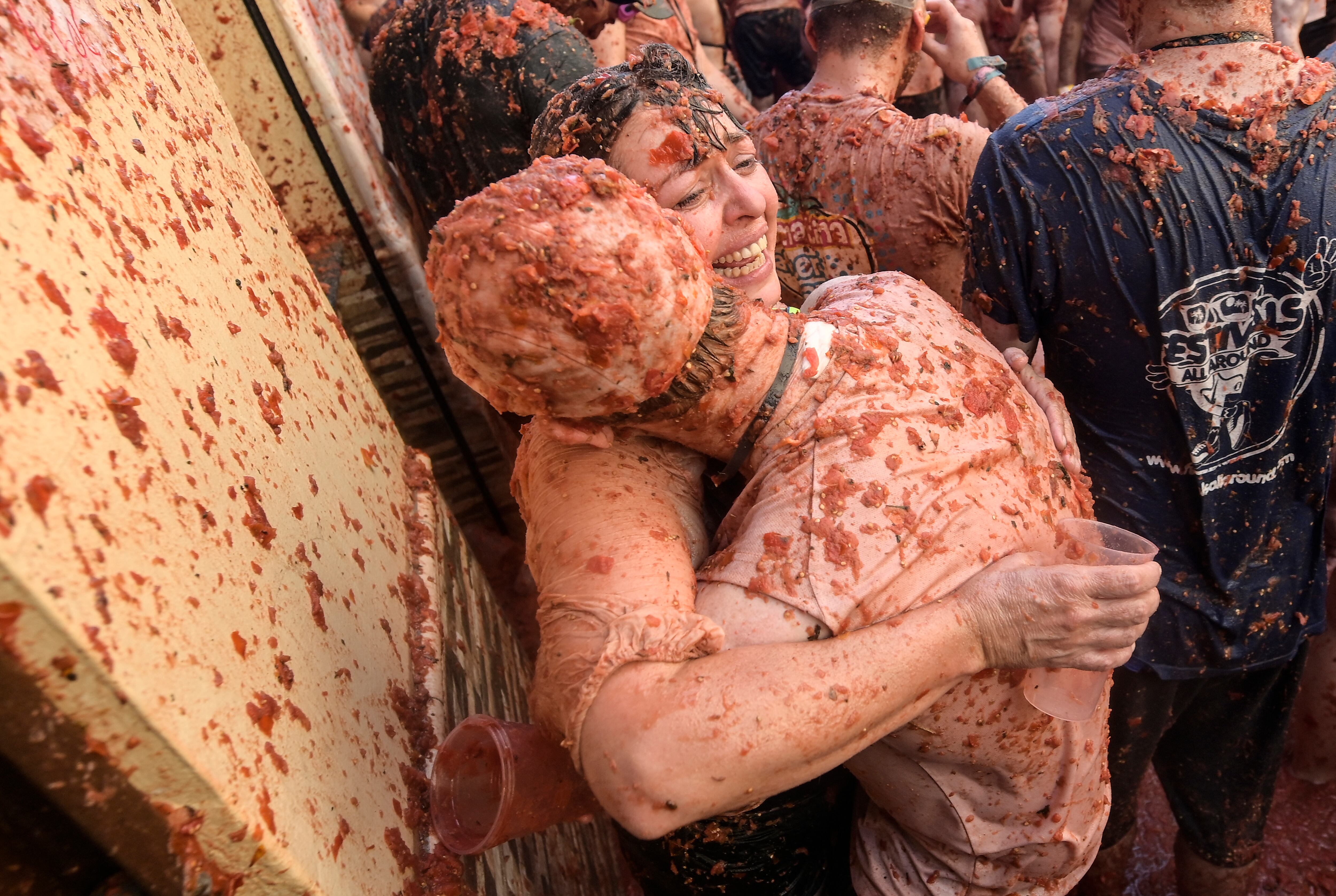 Tras dos años, de suspensión, se volvió a llevar a cabo la Tomatina, en España.(Photo by JOSE JORDAN / AFP),