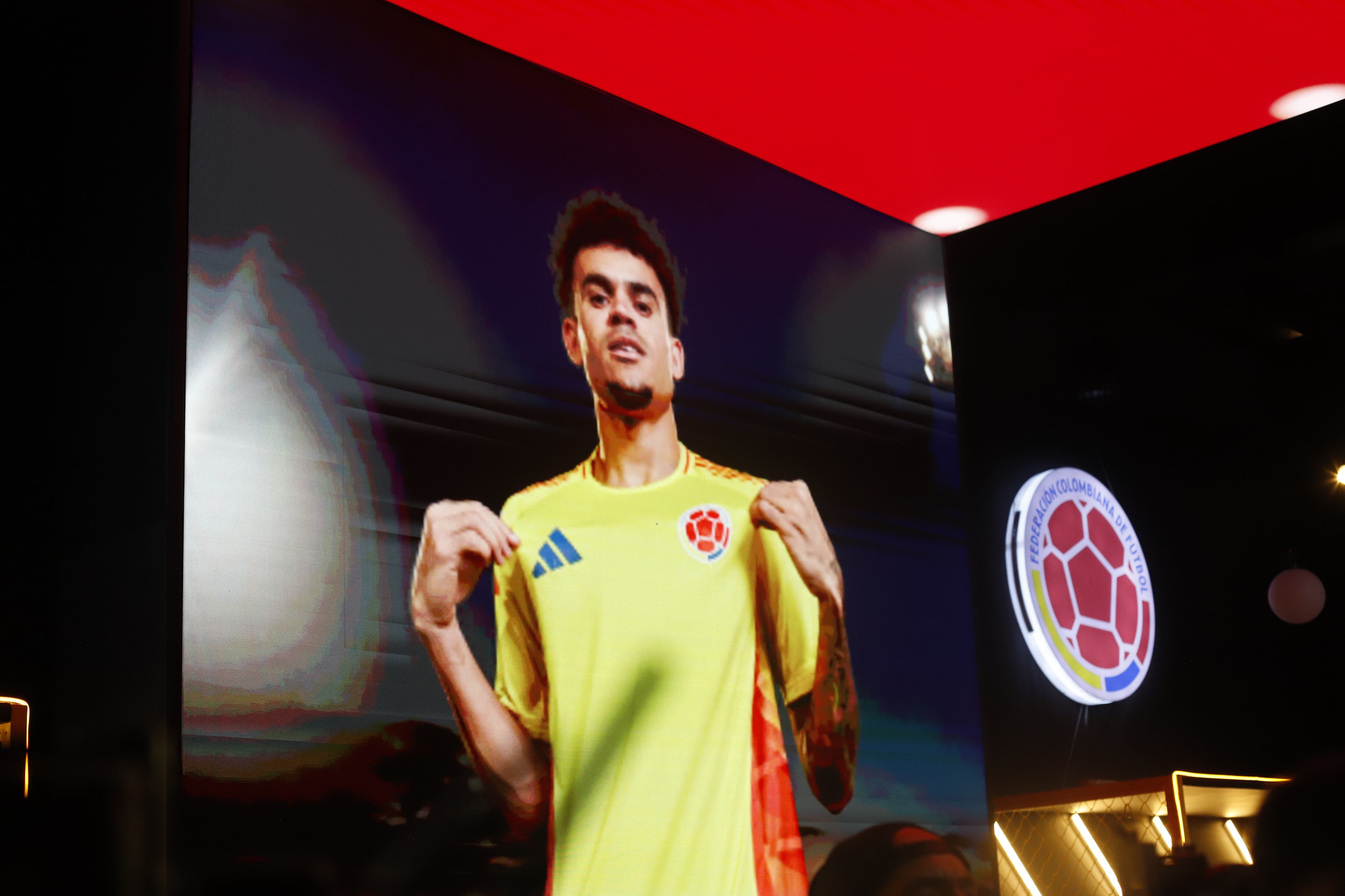 Lanzamiento camiseta selección Colombia América
Adidas