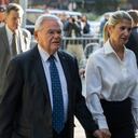 El senador estadounidense Bob Menendez y su esposa Nadine Menendez llegan a un tribunal federal de Nueva York, el miércoles 27 de septiembre de 2023. (AP Foto/Jeenah Moon)