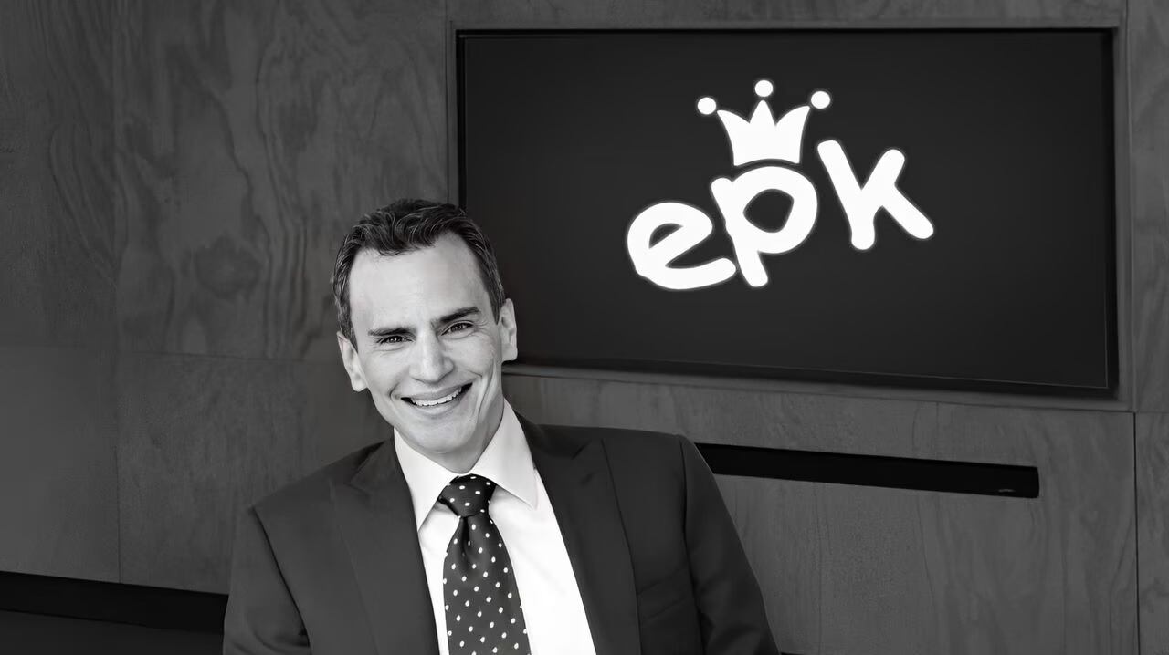 El empresario Samuel Tcherassi dio a conocer un fallo que emitió a su favor un juez en Bogotá en torno a la titularidad del nombre de la marca EPK, esto en el marco del pleito legal que sostiene con Bridgewood Capital.