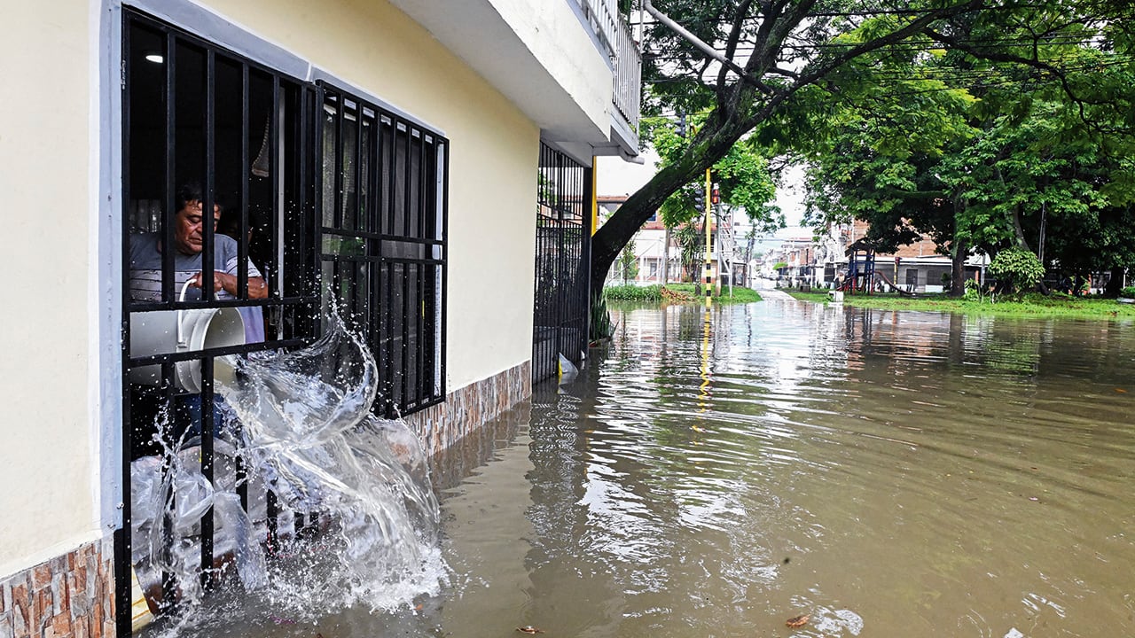 La emergencia económica impulsada por el Gobierno busca recoger 8 billones de pesos para atender la emergencia invernal. 