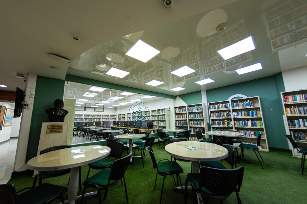 Expertos analizan el impacto del aumento del salario mínimo en la educación.