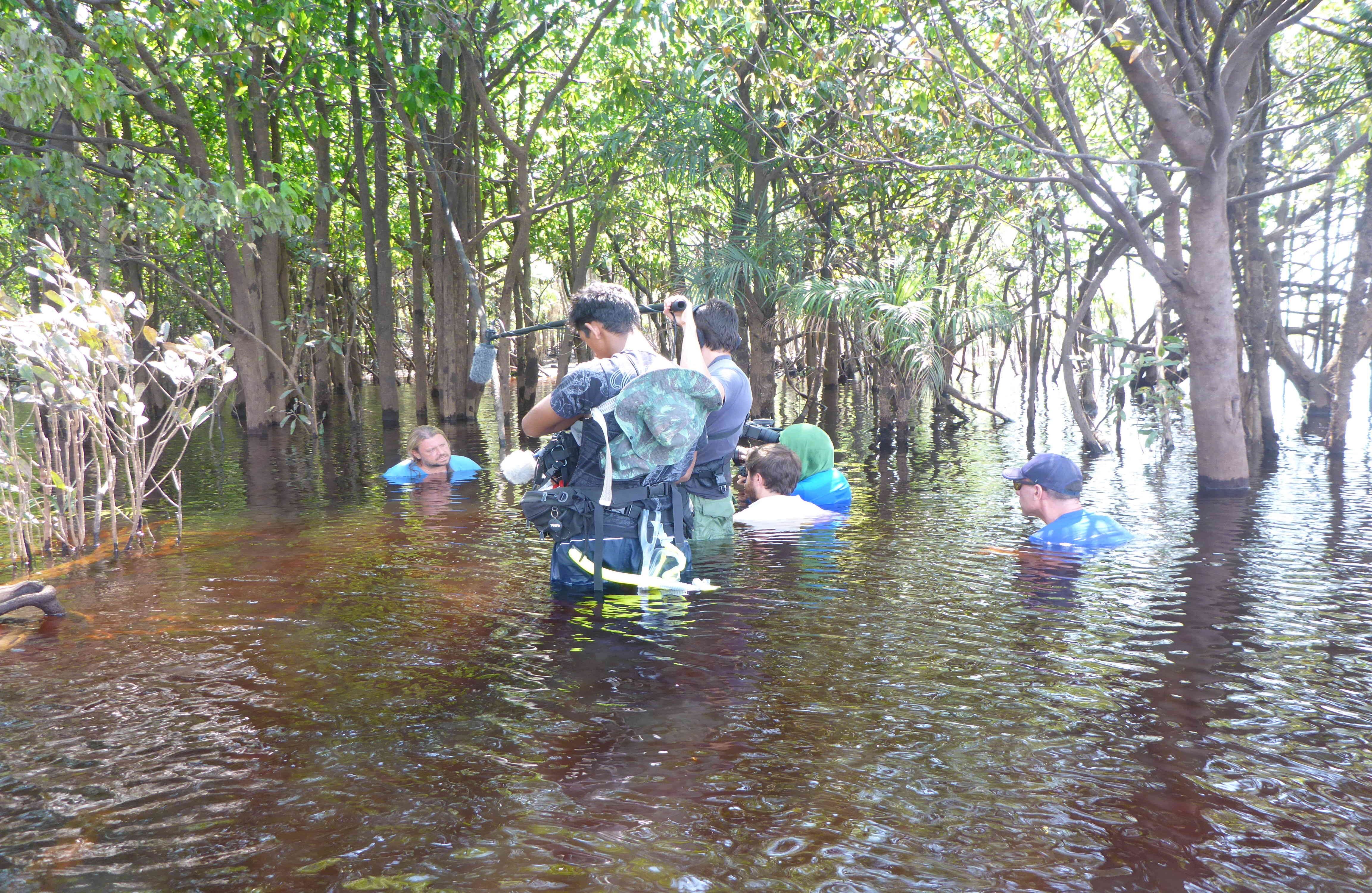 “Nuestros compañeros de producción brasileros, que nos ayudaban con logística, trabajan con NatGeo cuando van al Amazonas. Así que acudí a ellos a ver si tenían el teléfono de Richard y me lo dieron. Llamé y me contestó, que es algo increíble. Le dije que estábamos en el Amazonas, que el documental era sobre los delfines de río y que sabíamos que estaba muy involucrado en el tema, así que que nuestra película no quedaría completa sin él. Él me dijo que estaba grabando para NatGeo en ese momento, que estaba muy lejos, a dos horas de un aeropuerto y que nunca le sonaba el celular en esa zona. Lo tomó como una señal”. 