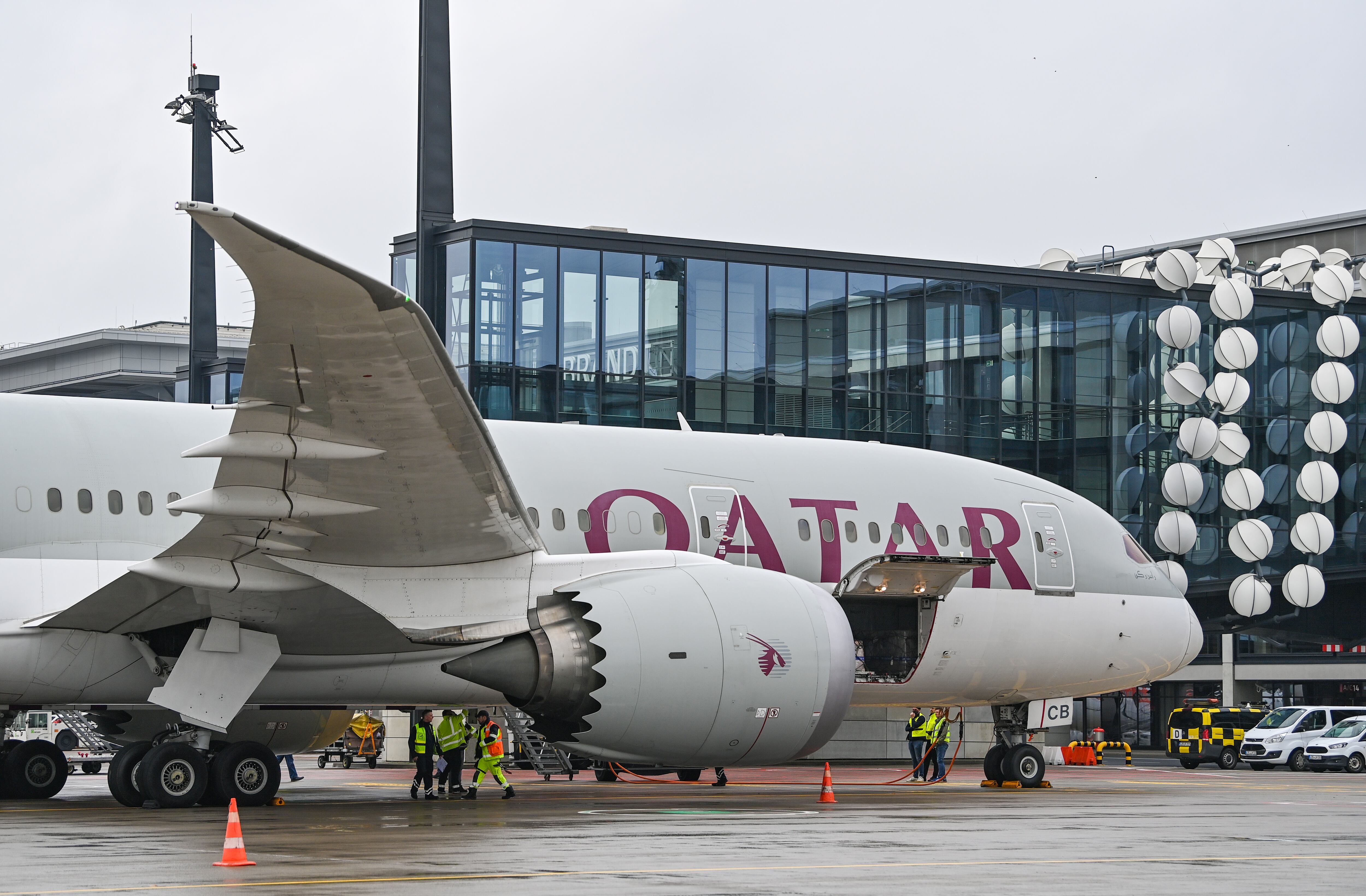 La mujer de 60 años viajaba en el vuelo QR908 de Qatar Airways desde Doha, en Qatar, a Sydney, Nueva Gales del Sur , el viernes por la tarde.