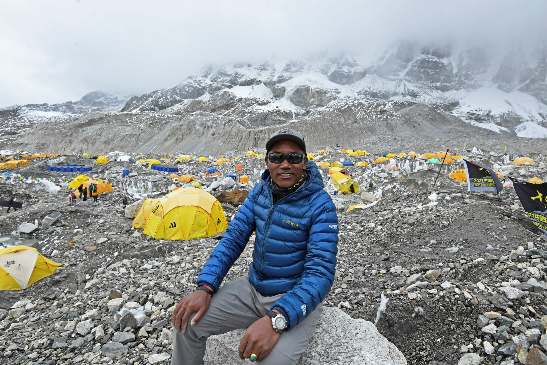 En esta fotografía tomada el 2 de mayo de 2021, el alpinista nepalí Kami Rita Sherpa posa durante una entrevista con la AFP en el campamento base del Everest en la región del Monte Everest en el distrito de Solukhumbu, mientras Sherpa alcanzaba el 7 de mayo la cumbre del Monte Everest por 25ª vez, batiendo su propio récord de mayor número de cumbres de la montaña más alta del mundo. (Foto de Prakash MATHEMA / AFP)
