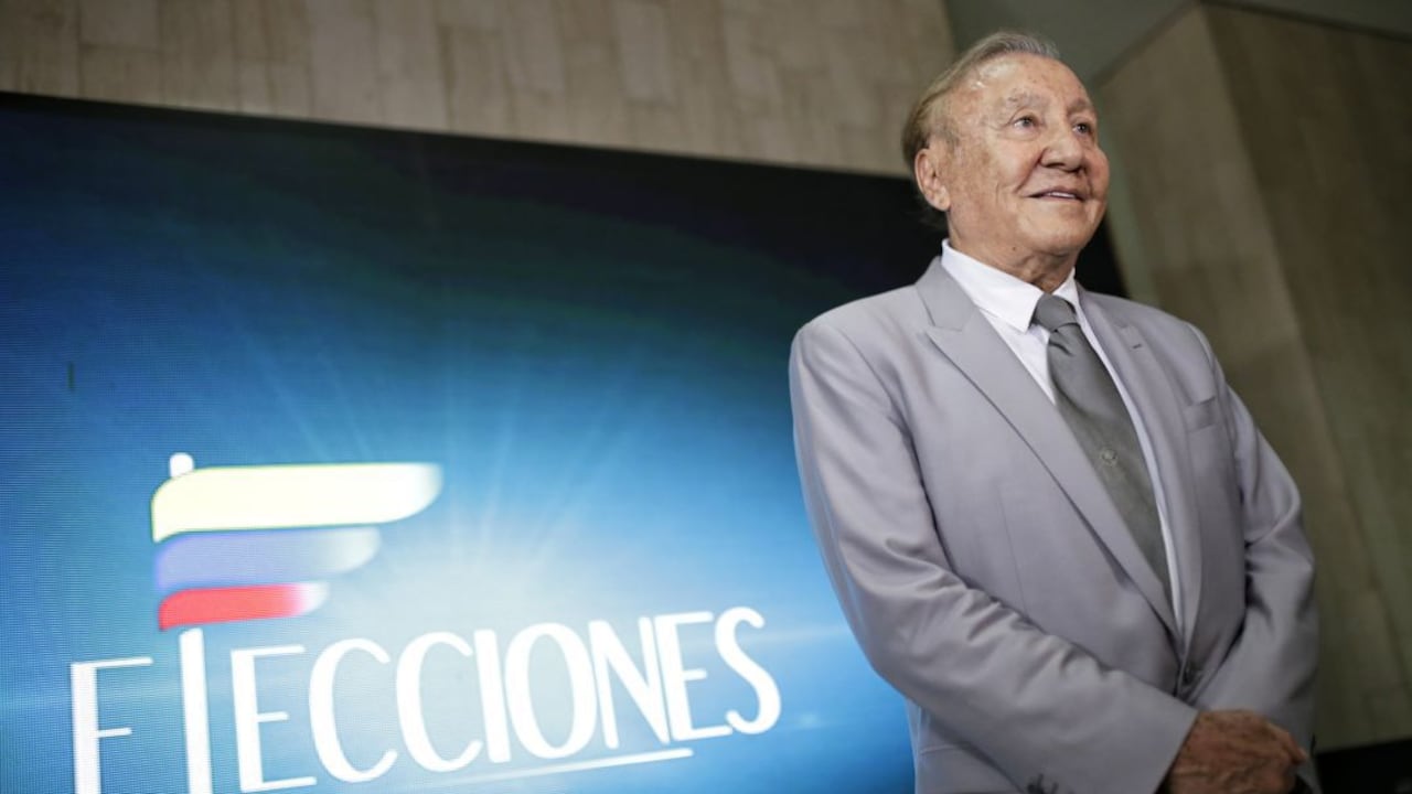 Rodolfo Hernández fundó la empresa constructora H.G. con la que desarrolló proyectos de interés social en Santander. Está casado con Socorro Oliveros.