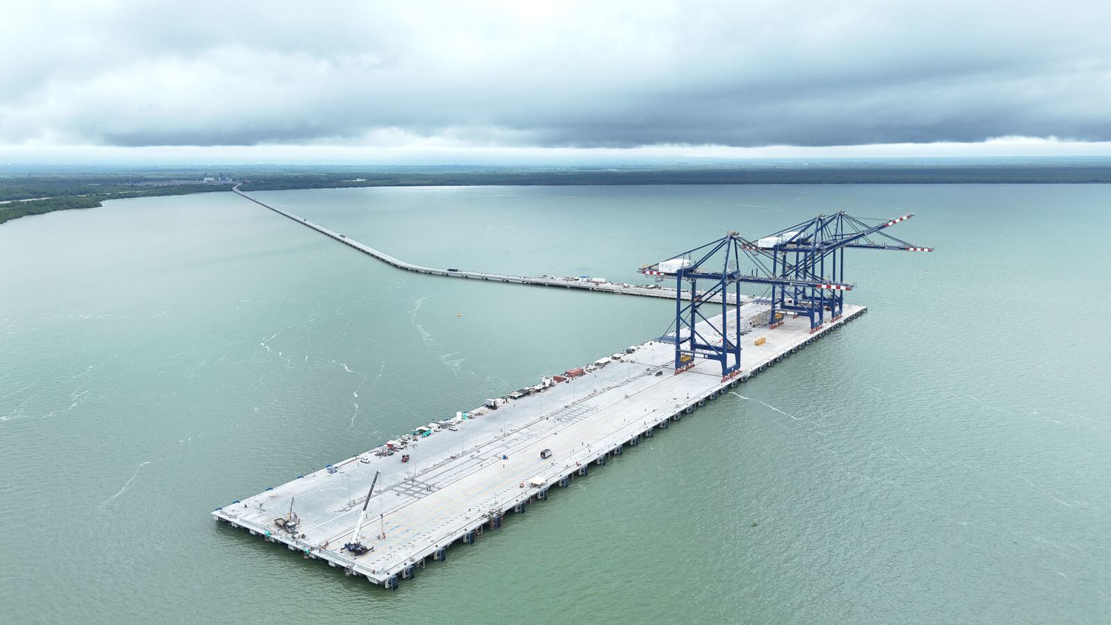 Plataforma de Puerto Antioquia,  apto para buques de gran calado tipo New Panamax, cuya inversión alcanza los 800 millones de dólares.