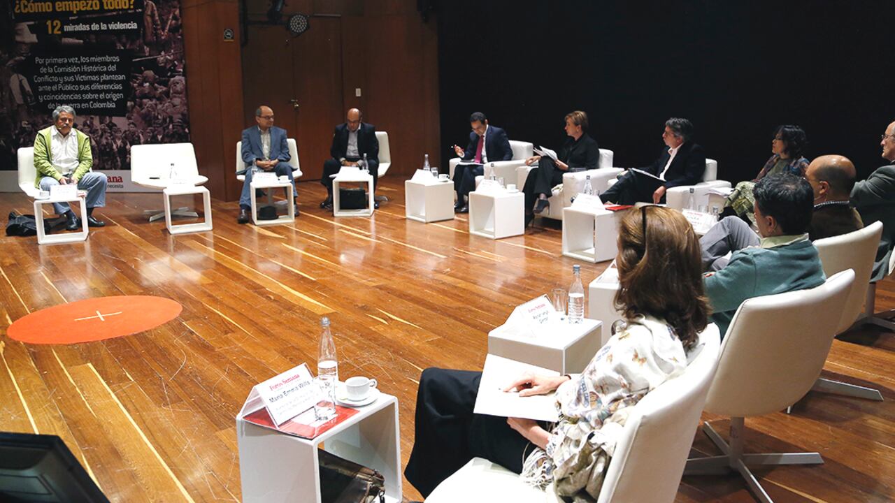 Los integrantes de la Comisión Histórica del Conflicto y los panelistas de SEMANA.