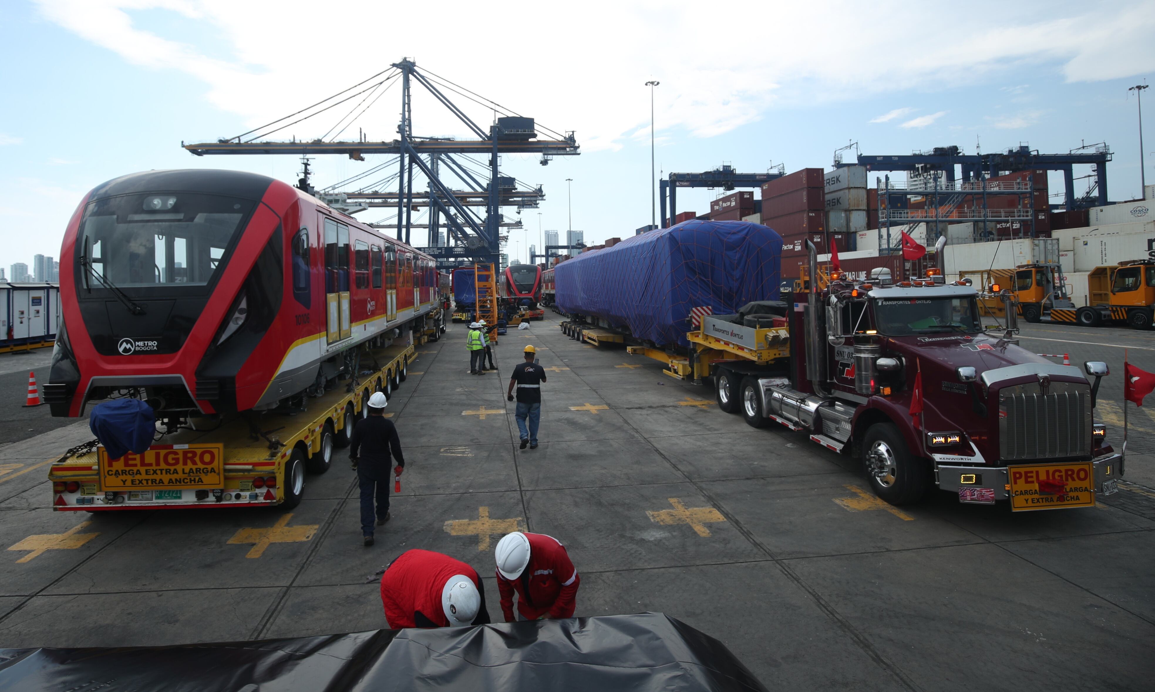 Proceso de embalaje de los vagones del Metro de Bogotá.