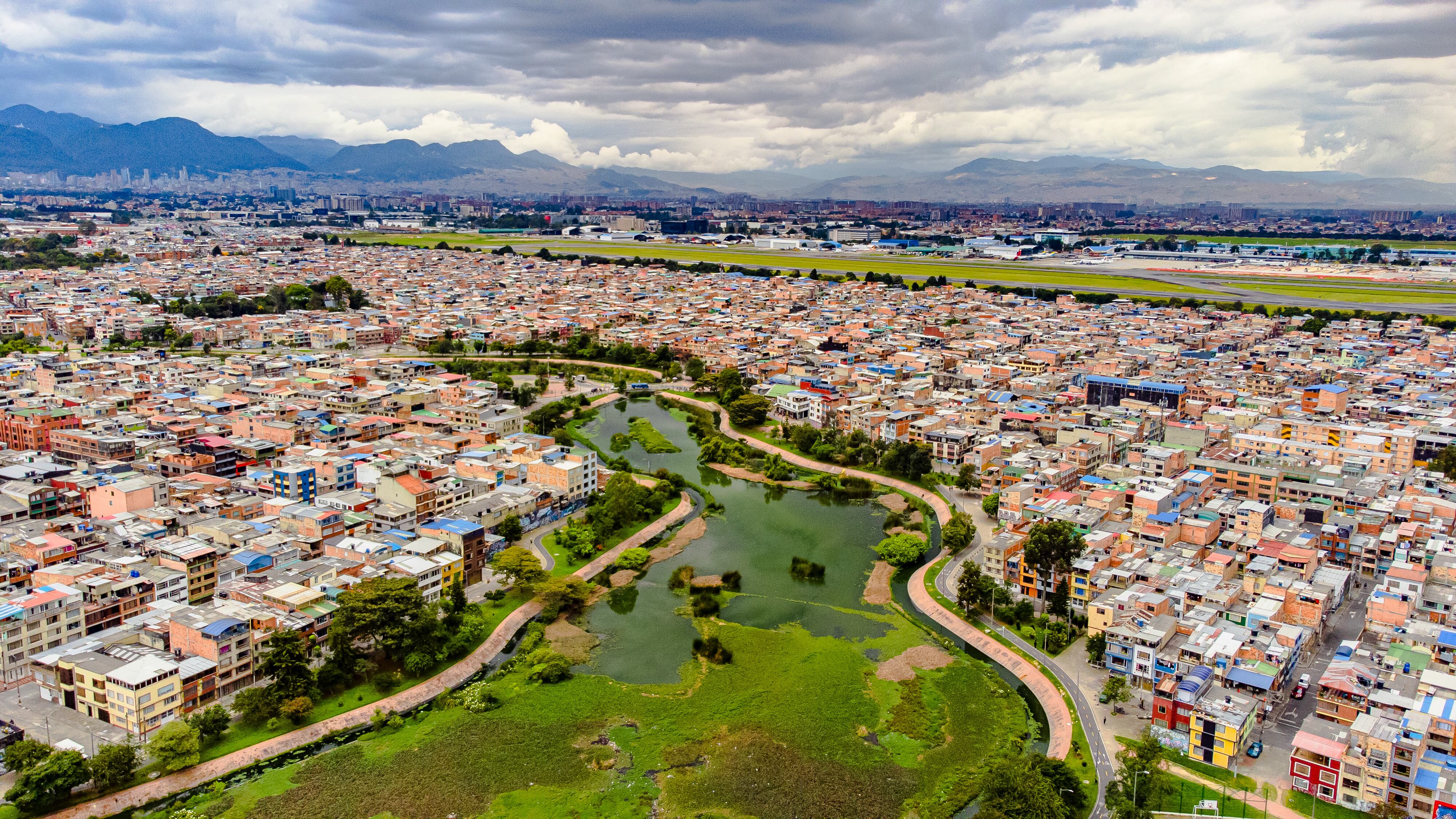 Con más de 46 millones de pasajeros en 2024 y un movimiento de 809.000 toneladas de carga, el Aeropuerto Internacional El Dorado es el motor económico y logístico más poderoso del país.