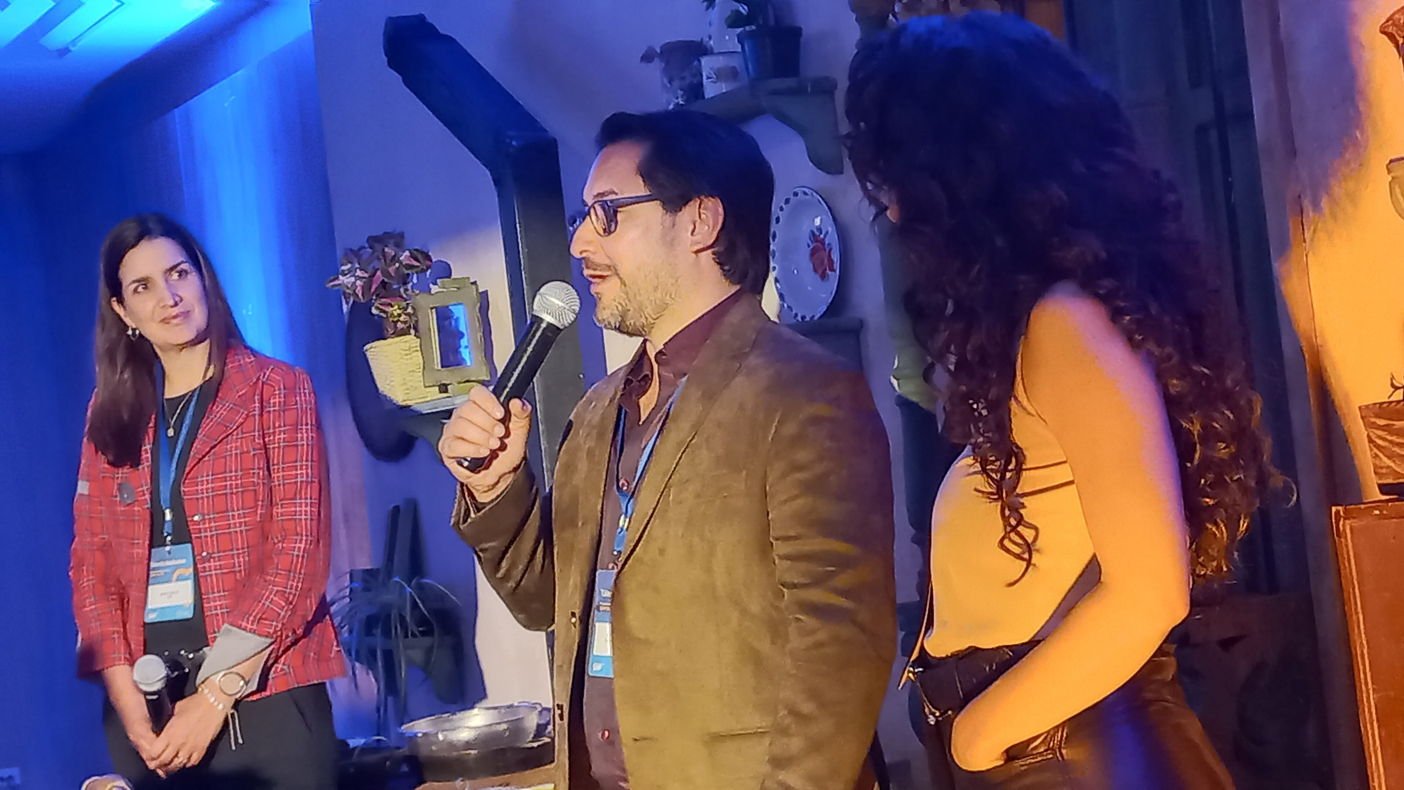 Martha Malaver, Flora Martínez y Oscar Rodríguez Acevedo, alcalde de San José de Chucurí (municipio donde se grabó la película de flora Martínez) en el foro de Talento Inclusivo de nBC