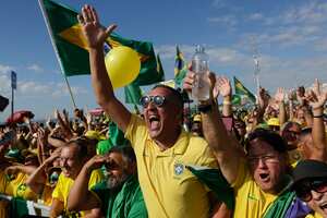 Partidarios del expresidente brasileño Jair Bolsonaro se reúnen para una manifestación pidiendo libertad de expresión, impulsada por órdenes judiciales brasileñas de suspender cuentas en la plataforma de redes sociales X, en la playa de Copacabana, Río de Janeiro, Brasil, el domingo 21 de abril de 2024.