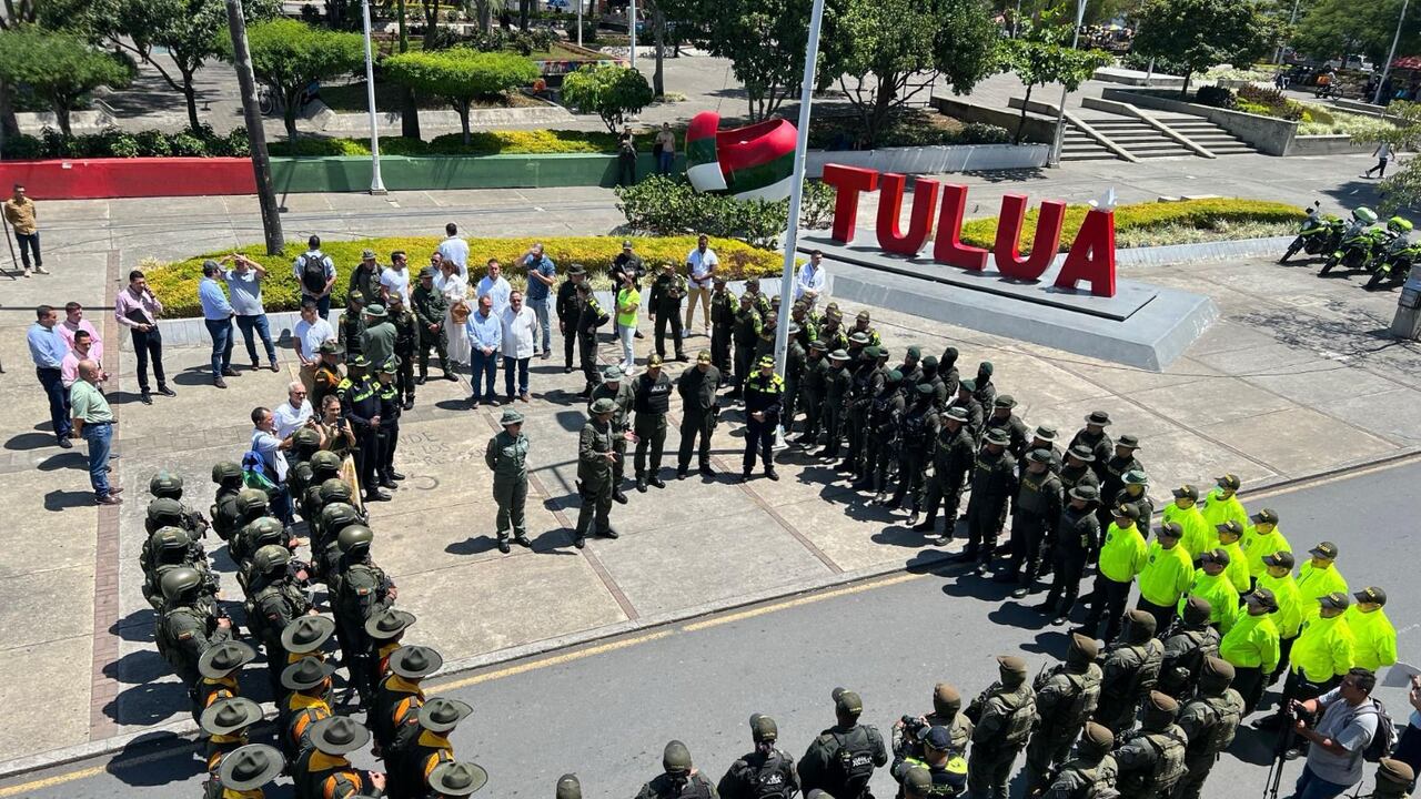 La presentación de los uniformados se dio mediante una muestra de dispositivos a pie firme en el parque Boyacá.