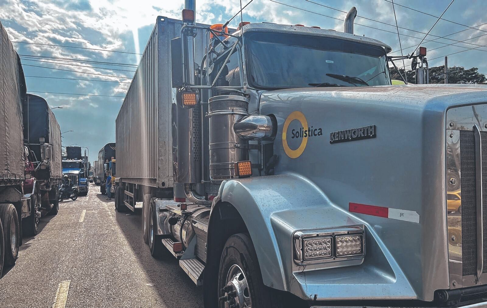 Se estima que en Colombia una flota de aproximadamente 450 mil vehículos transportadores de carga que ruedan por las distintas vías del país. Sin embargo, la caída en importaciones y exportaciones ha hecho que se presente una sobreoferta, lo que obliga a regular este servicio. Foto José Luis Guzmán, El País