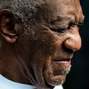 Bill Cosby escucha a miembros de su equipo hablar en una conferencia de prensa afuera de su casa en Elkins Park, Pensilvania, el miércoles 30 de junio de 2021, tras ser liberado de prisión. Foto: AP / Matt Rourke.