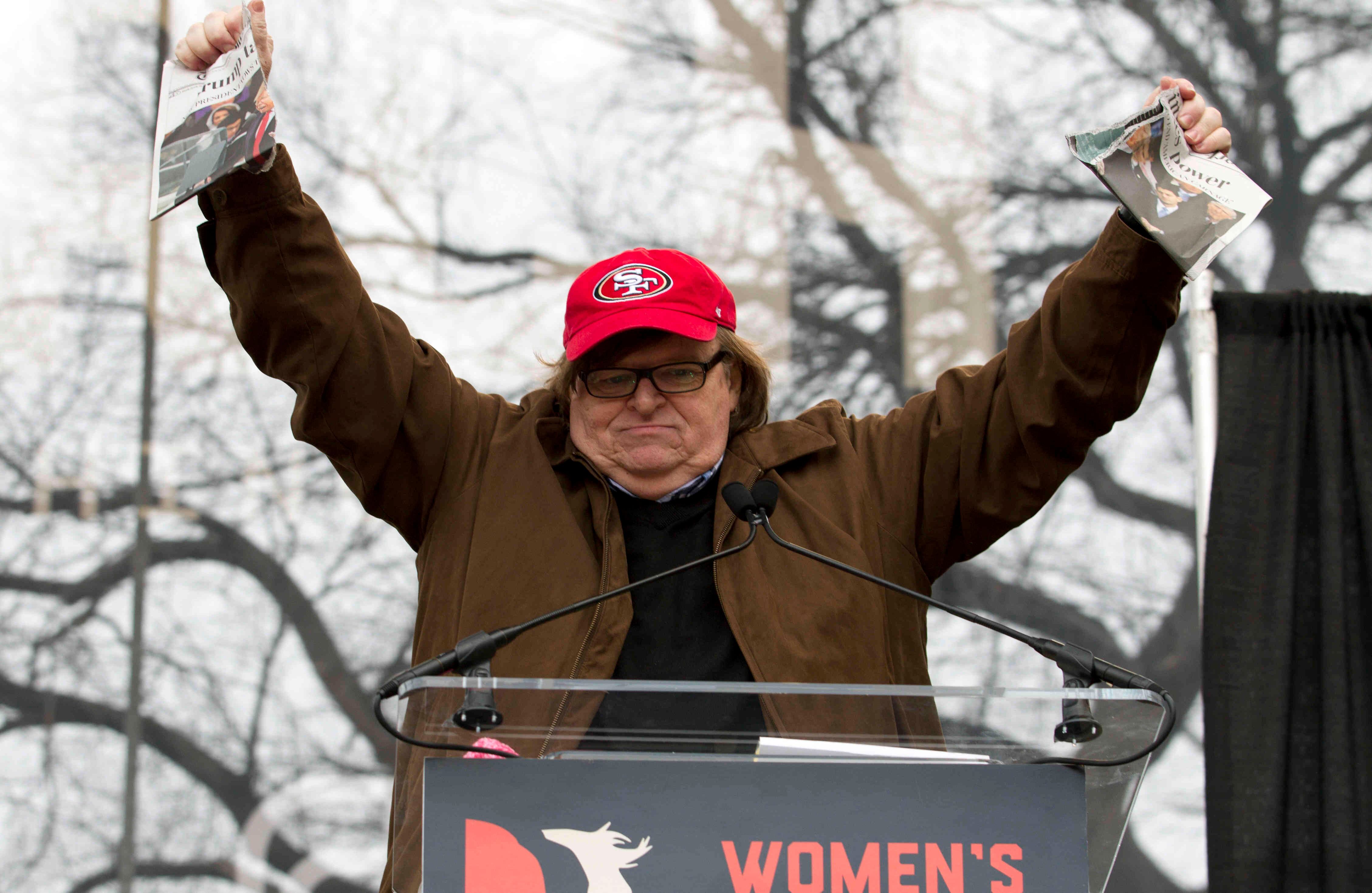 El director de cine Michael Moore habla durante la marcha de mujeres en Washington. (Foto AP  José Luis Magaña)