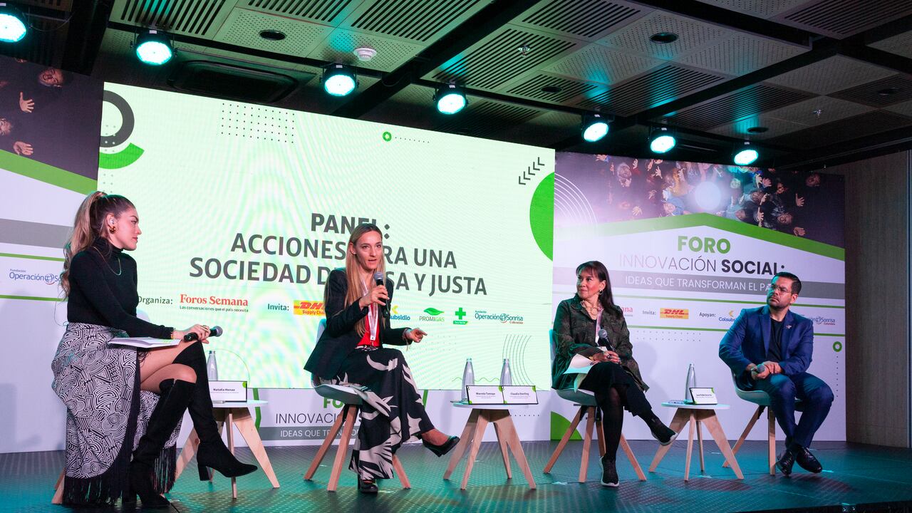 Natalia Henao, directora Historias Solidarias en SEMANA; Marcela Tamayo, directora ejecutiva (E) de Operación Sonrisa Colombia; Claudia Sterling, vicepresidenta de Asuntos Corporativos y Comunicaciones de Cruz Verde y Juan Pablo Socarrás, director de SOCARRÁS.