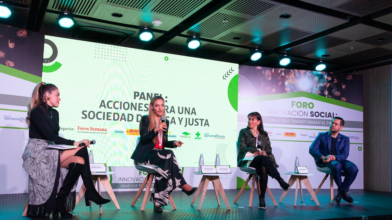 Natalia Henao, directora Historias Solidarias en SEMANA; Marcela Tamayo, directora ejecutiva (E) de Operación Sonrisa Colombia; Claudia Sterling, vicepresidenta de Asuntos Corporativos y Comunicaciones de Cruz Verde y Juan Pablo Socarrás, director de SOCARRÁS.