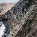 Rescatistas, policías y bomberos trabajan después de que un autobús se desplomó a unos 100 metros sobre un acantilado cuando colisionó con un camión en una carretera costera cerca de Pasamayo, a unos 45 km al norte de Lima, matando a 48 personas.El lugar donde ocurrió el accidente se conoce como la "curva del diablo". / AFP PHOTO / Ernesto BENAVIDES.