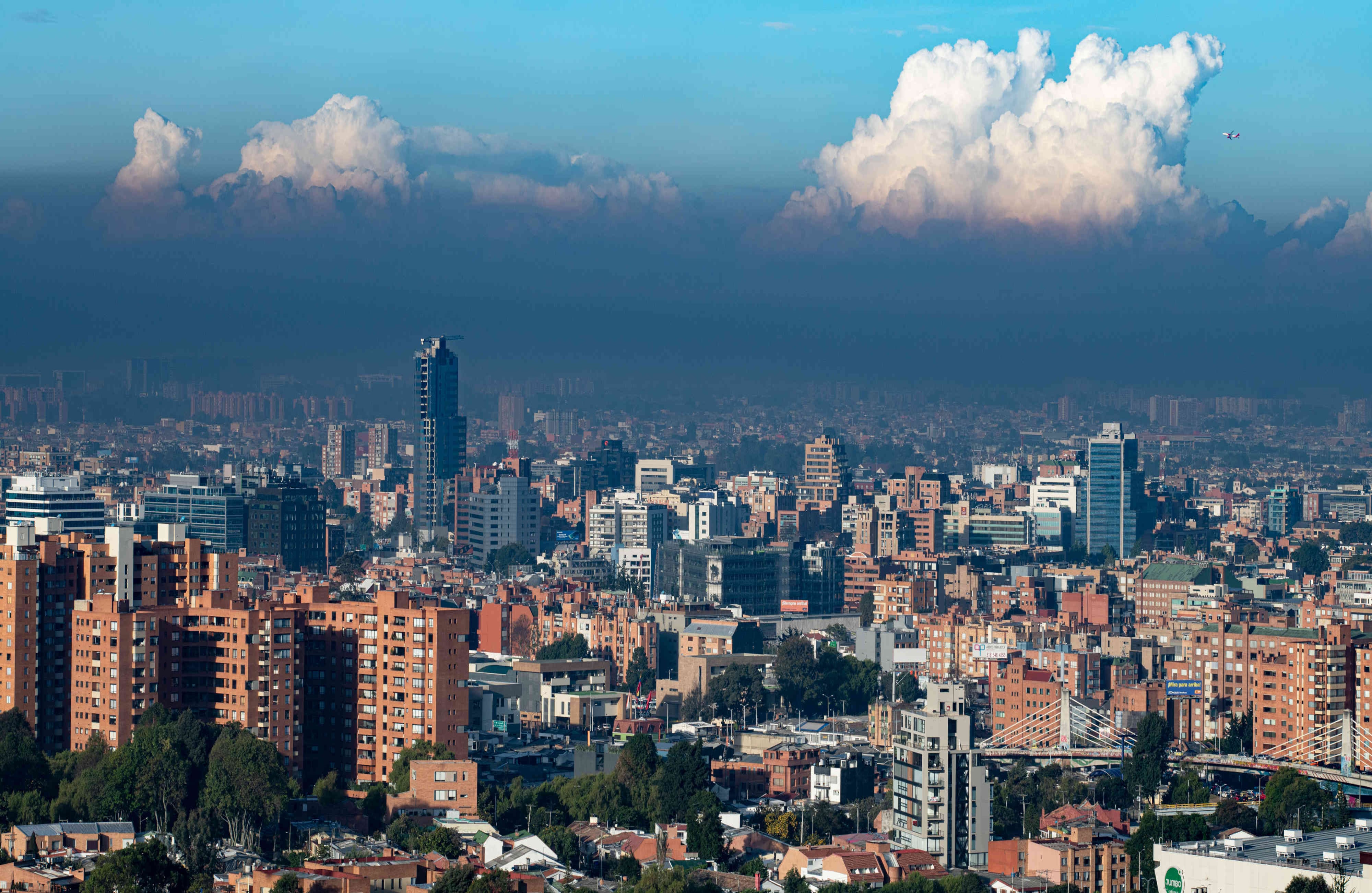 Los cerros, el páramo, la zona rural y los paisajes urbanos de la ciudad (en medio de distintos climas) componen un espectacular collage que muestra a la capital en todo su esplendor.