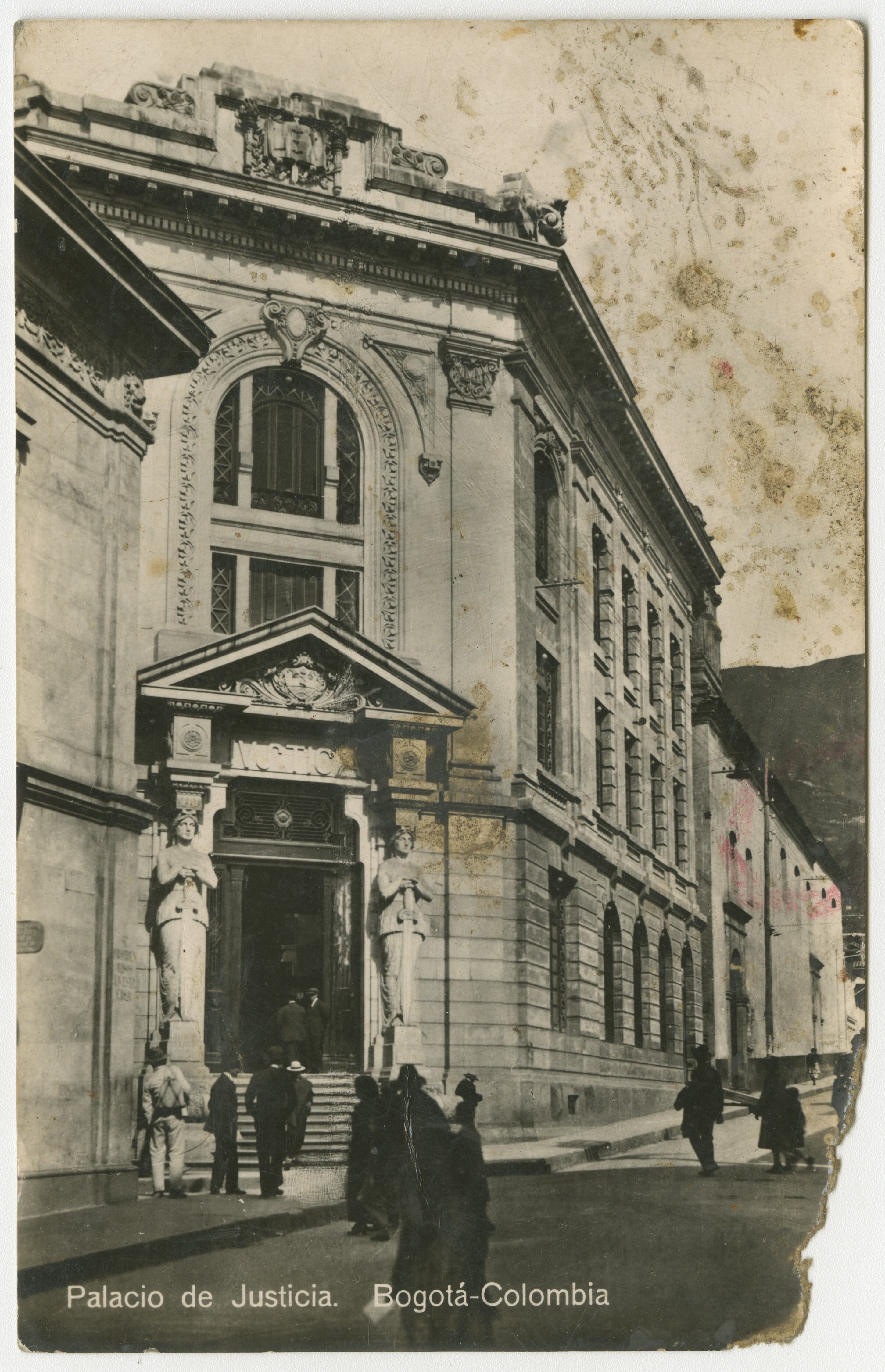 República de Colombia S.A. / Gumersindo Cuéllar Jiménez (1891-1958) / El Regalo ( - ). Postal con imagen del Palacio de Justicia, ca. 1926. Copia en gelatina (Emulsión fotográfica / Papel). 13,7 x 8,7 cm. Colección Museo Nacional de Colombia, reg. 6151. Reproducción: © Museo Nacional de Colombia / Cristian Camilo Mosquera Mora