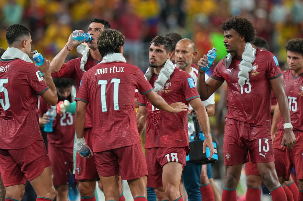 Portugal se refresca durante la pausa de hidratación.