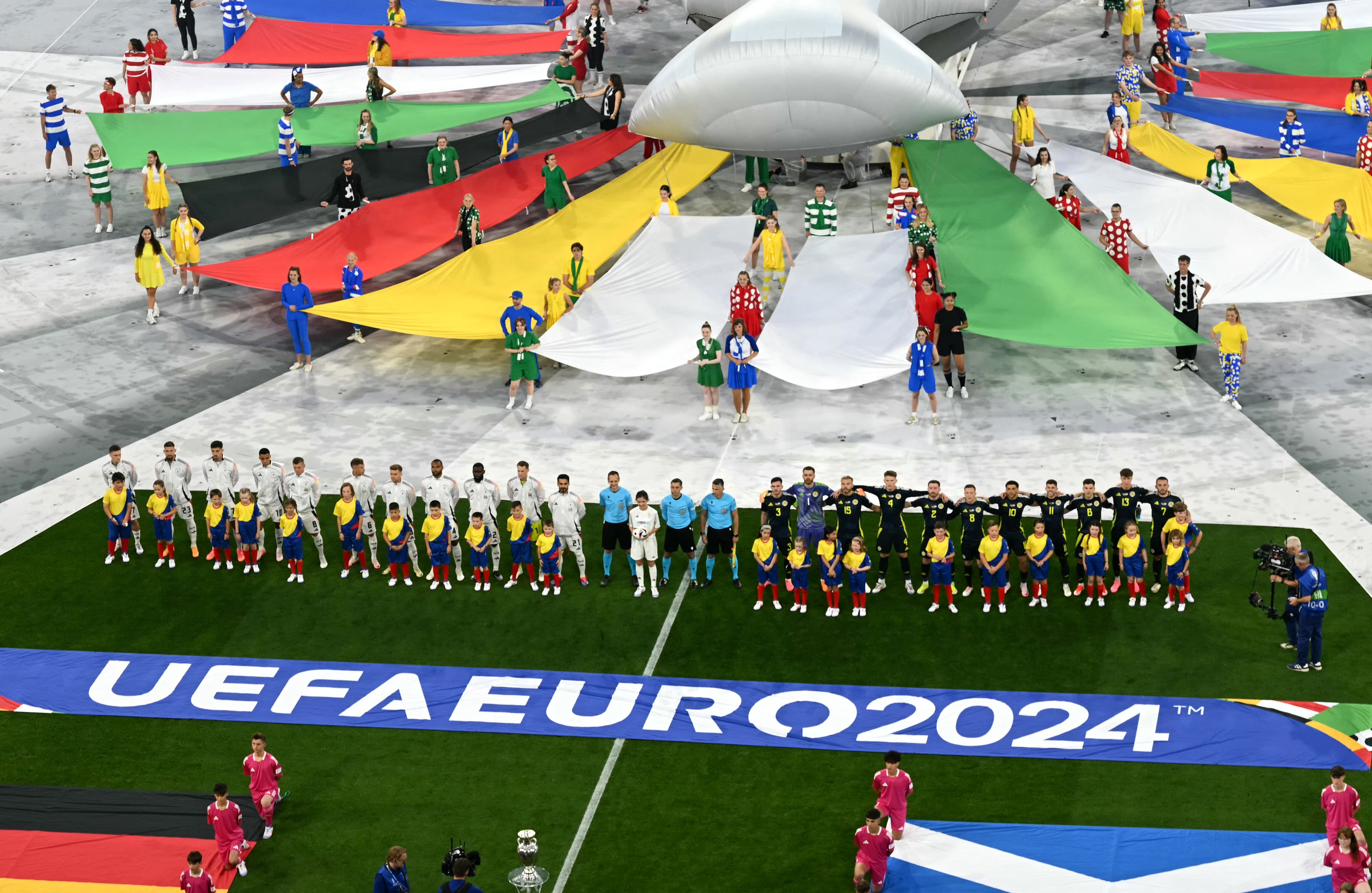 Minutos antes del primer encuentro de la copa y el grupo A, se realiza la alineación de cada uno de los jugadores que se enfrentarán en el primer compromiso.