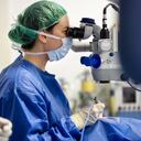 Doctora haciendo cirugía de cataratas en quirófano - Imagen de referencia