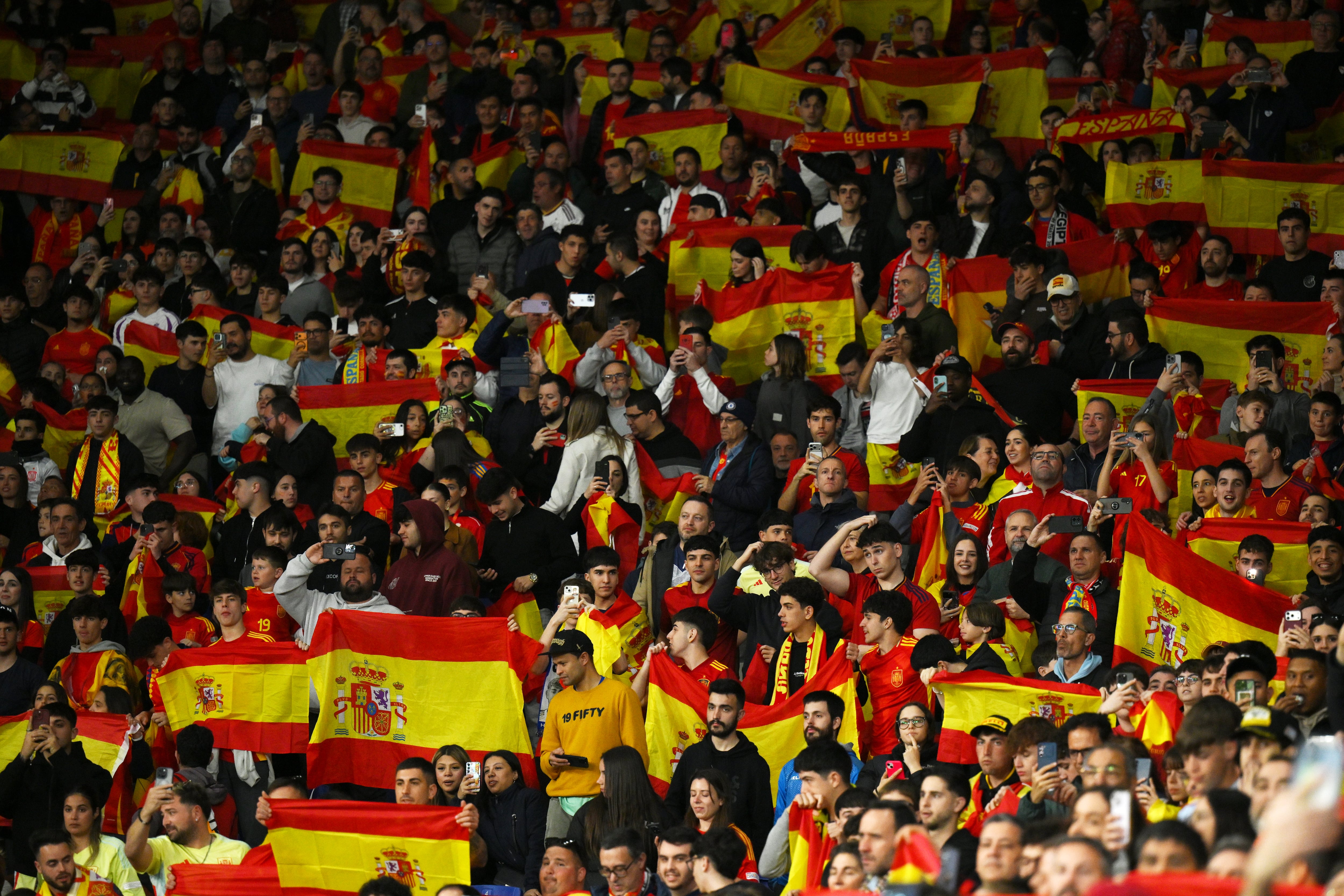 Parcial de la afición de España en Barcelona en medio del amistoso con Egipto